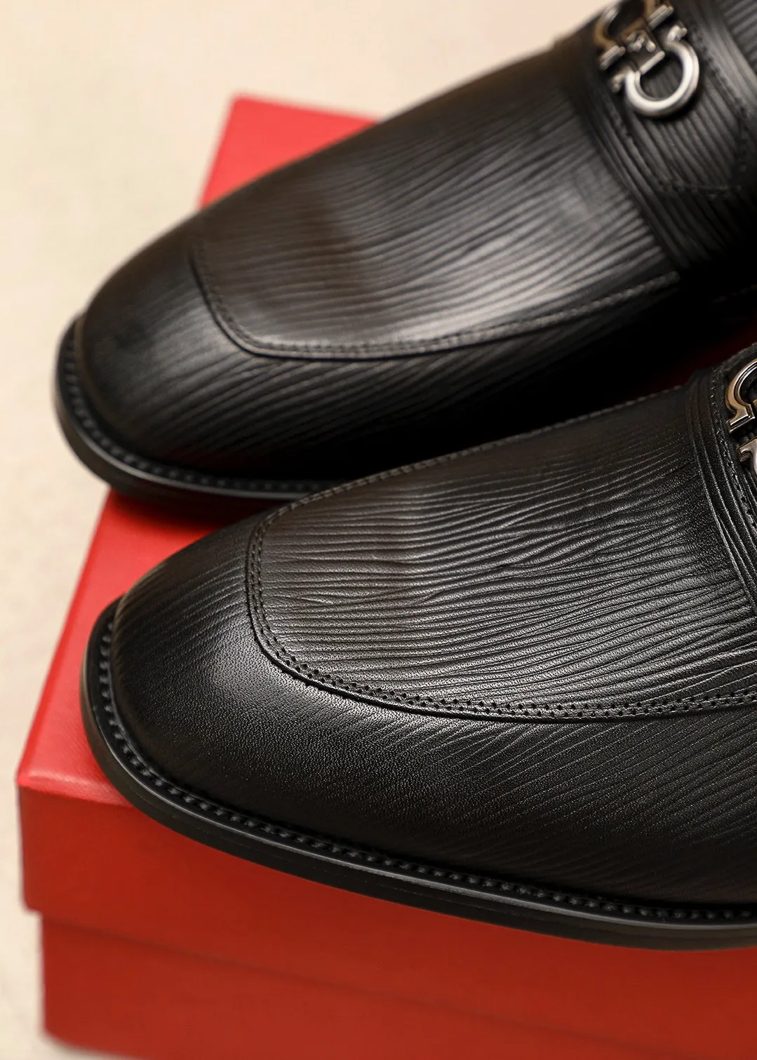 Men's shoes 💰480 💐 Product trademark: Ferragamo "Ferragamo" casual leather shoes Regular size: 38-44 (45.46🉑️customized) Product materials: Selected imported first-layer cowhide embossed upper + luxury hardware buckle, imported water-dyed cowhide leather lining. Strong three-dimensional visual effect, original rubber outsole Color: 1⃣️color optional